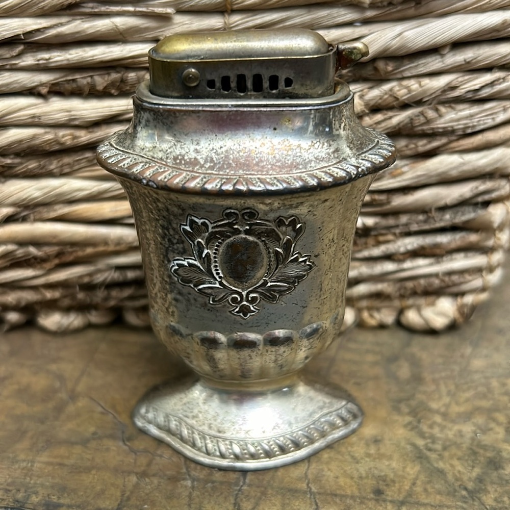 Beautiful silver plated table lighter.